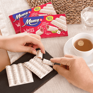 Munz Tafel Weiss in Händen mit Kaffee